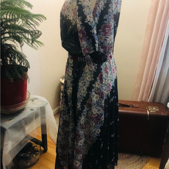 Vintage 1970’s bohemian dress- cold shoulder / dark floral- midi length - Picture 3 of 6